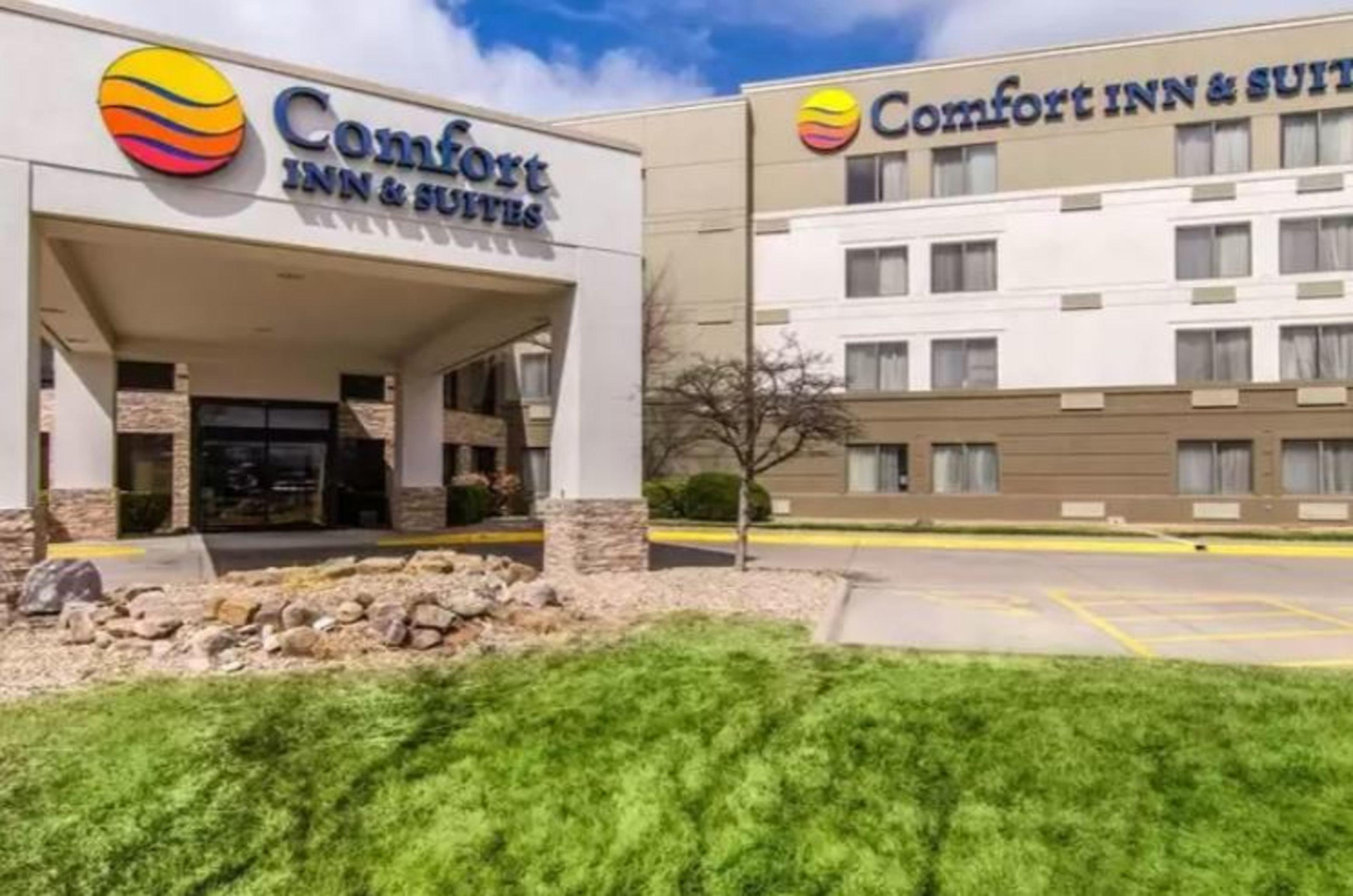 Comfort Inn & Suites Wichita Exterior photo