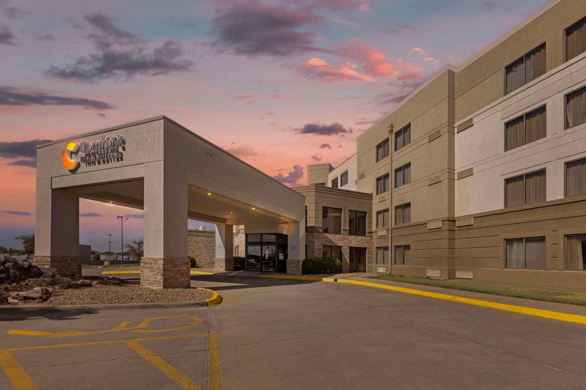 Comfort Inn & Suites Wichita Exterior photo