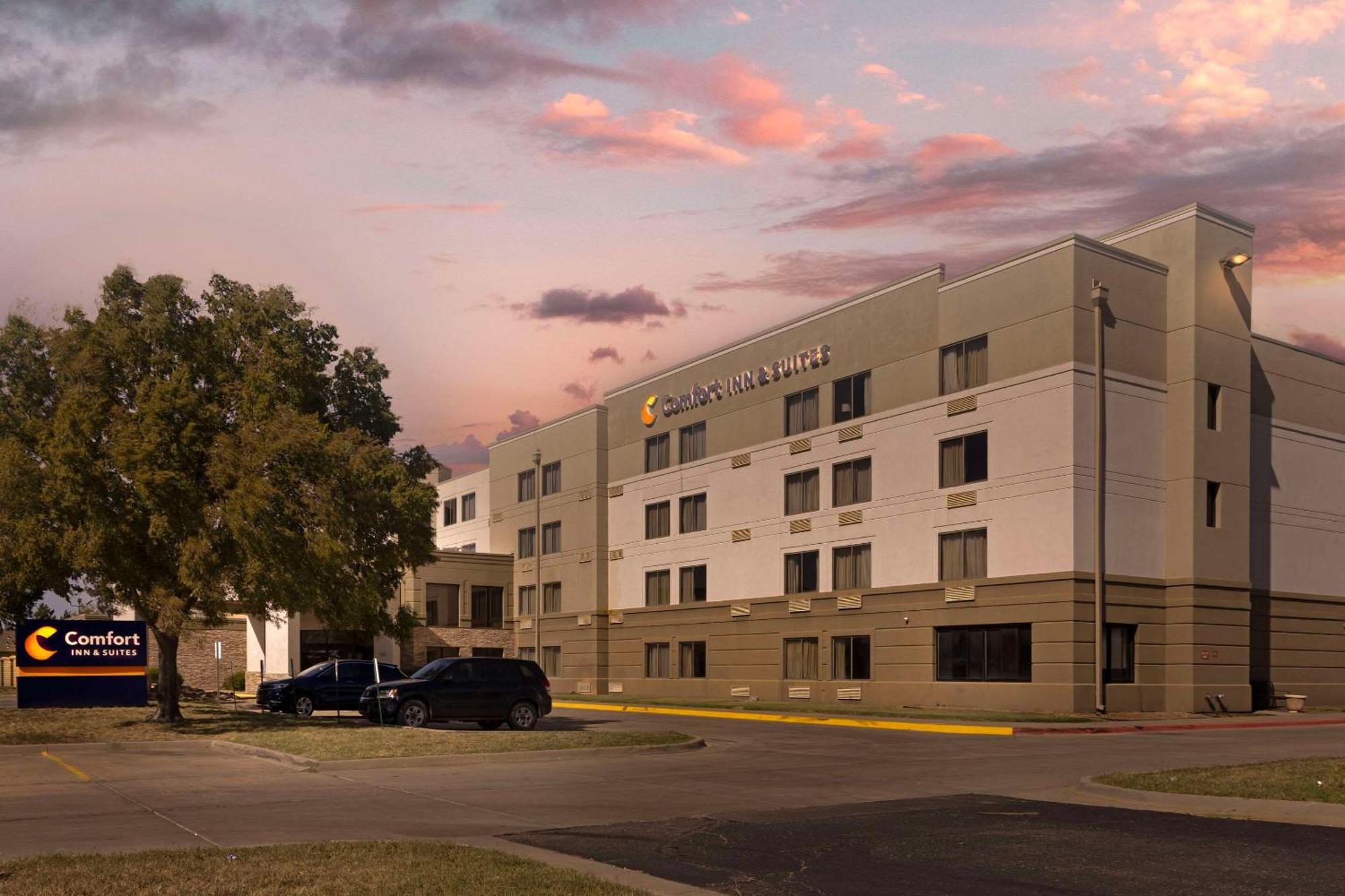 Comfort Inn & Suites Wichita Exterior photo