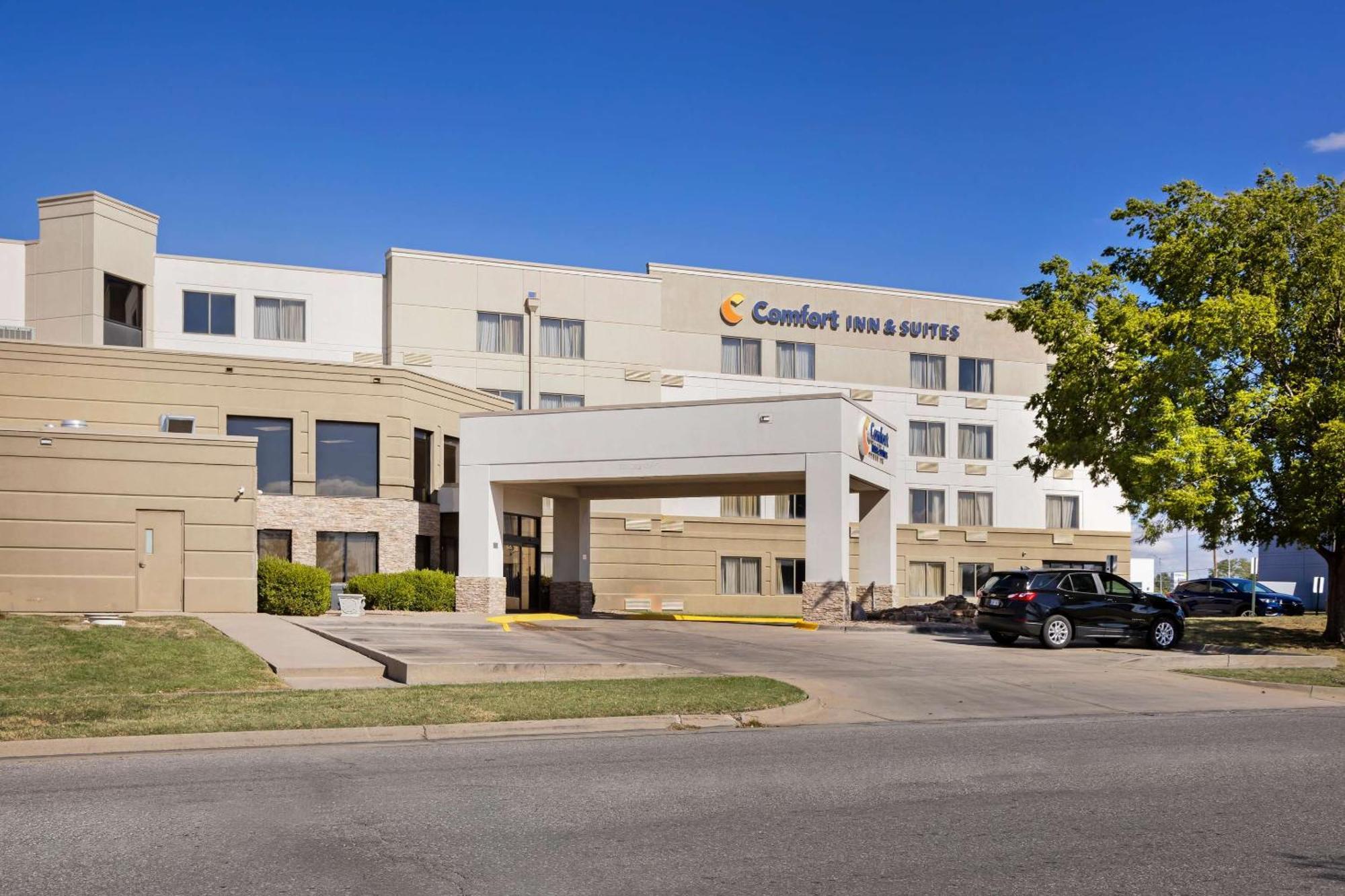 Comfort Inn & Suites Wichita Exterior photo